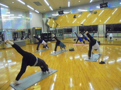 姿勢を整えるYOGA
